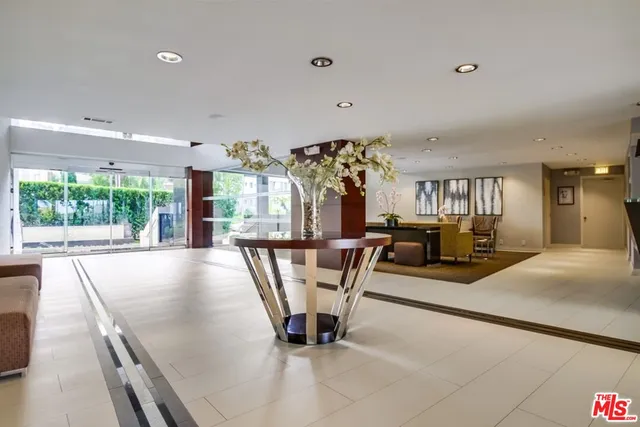 $5,550 | 7250 Franklin Avenue, Unit 802, Los Angeles, CA 90046