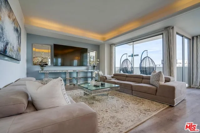 $5,550 | 7250 Franklin Avenue, Unit 802, Los Angeles, CA 90046