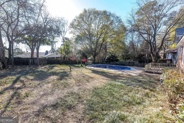 a view of yard with tree