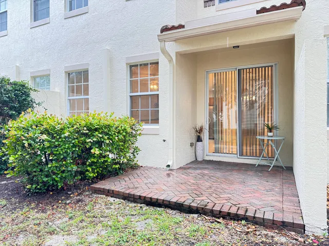 a view of entryway with front door