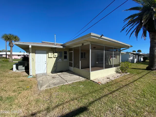 a view of a house with a backyard