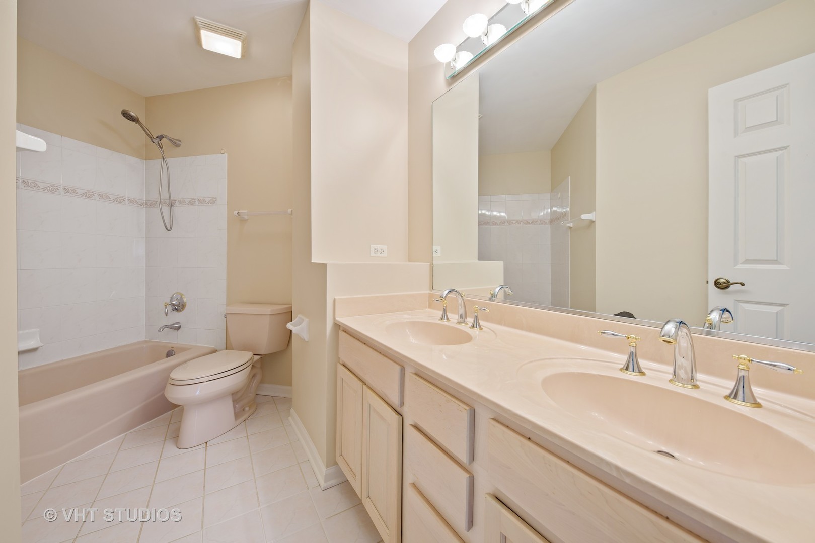 1743 Stanwich Road Vernon Hills, IL 60061 - Photo 14 of 20 a bathroom with a toilet a sink a tub and mirror