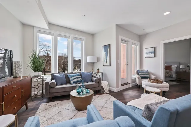 $2,300 | 734 South Street, Unit 1, Boston, MA 02131