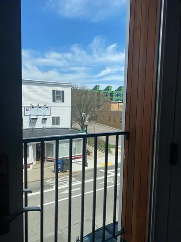 $2,300 | 734 South Street, Unit 1, Boston, MA 02131