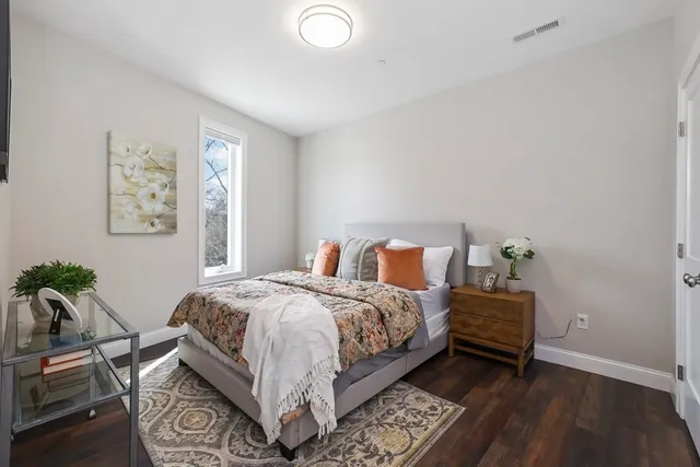 $2,300 | 734 South Street, Unit 1, Boston, MA 02131