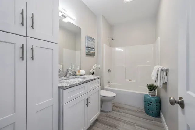$2,300 | 734 South Street, Unit 1, Boston, MA 02131