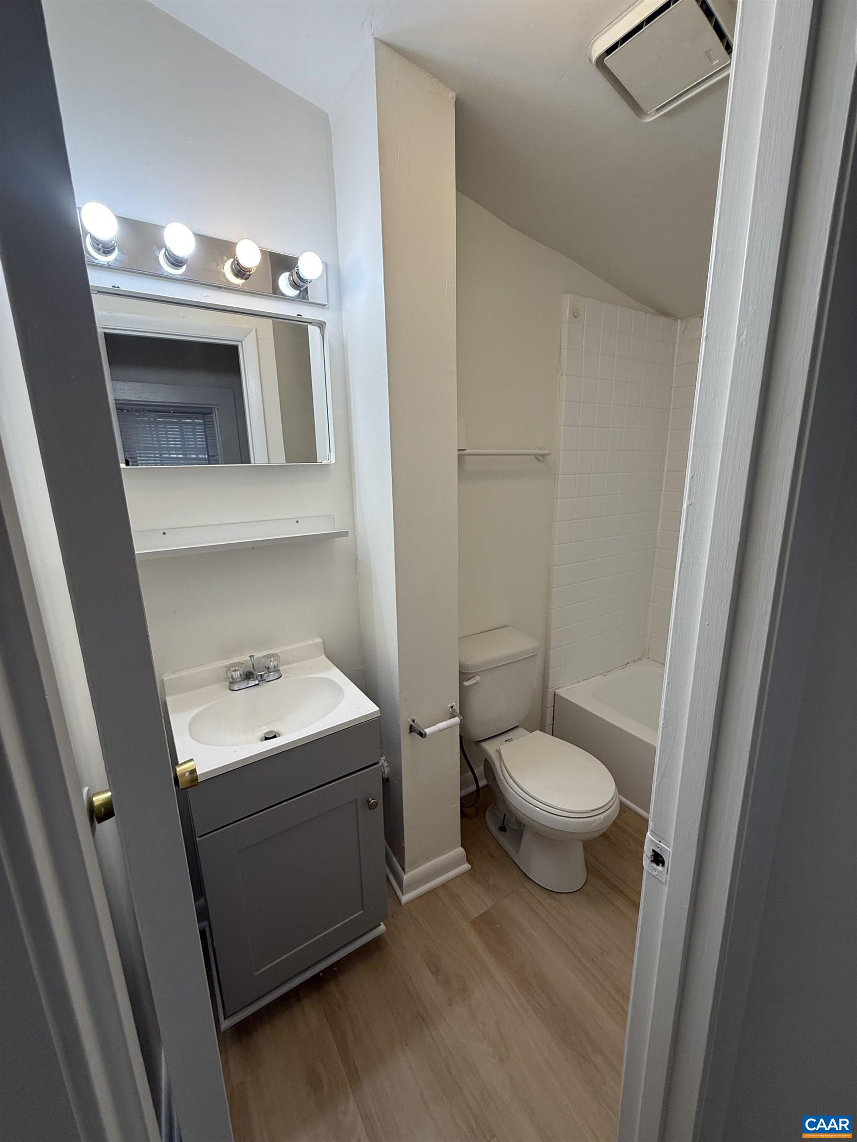 140 Valley Road Charlottesville, VA 22903 - Photo 17 of 17 Full bath