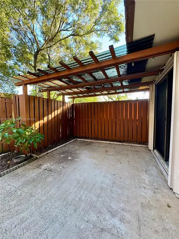 a view of a backyard