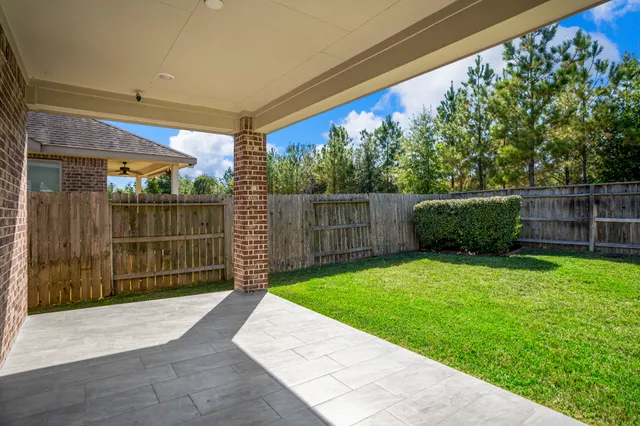 a view of a pathway with a house