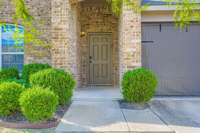 a view of a pathway with a house