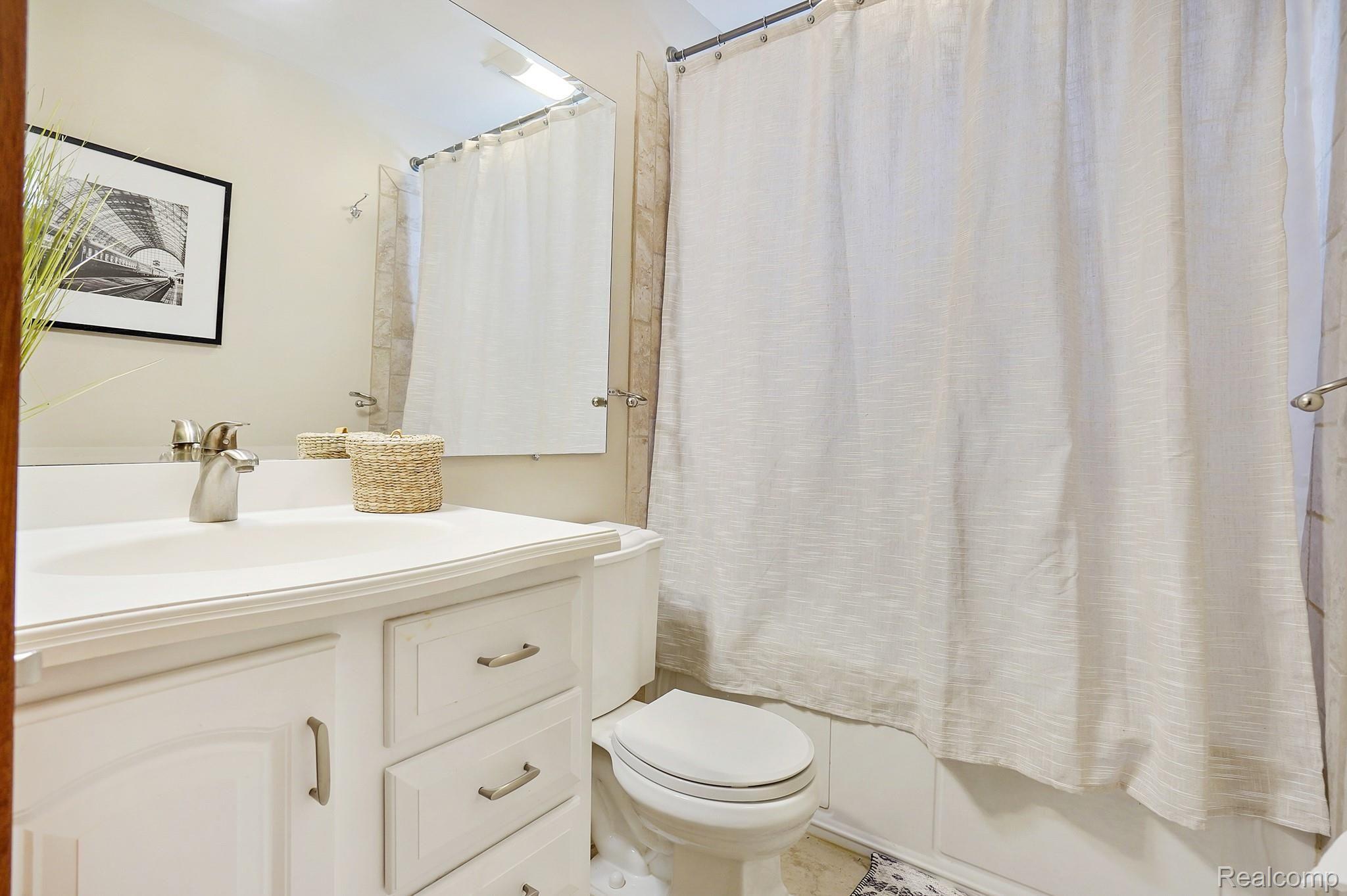 1009 Cambridge Road Berkley, MI 48072 - Photo 14 of 25 Updated Main Floor Full Bath.jpg
