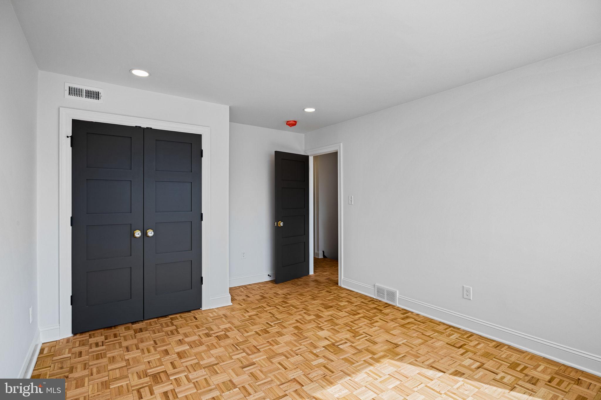 242 Locust Street Philadelphia, PA 19106 - Photo 25 of 62 a bedroom with a bed and a window