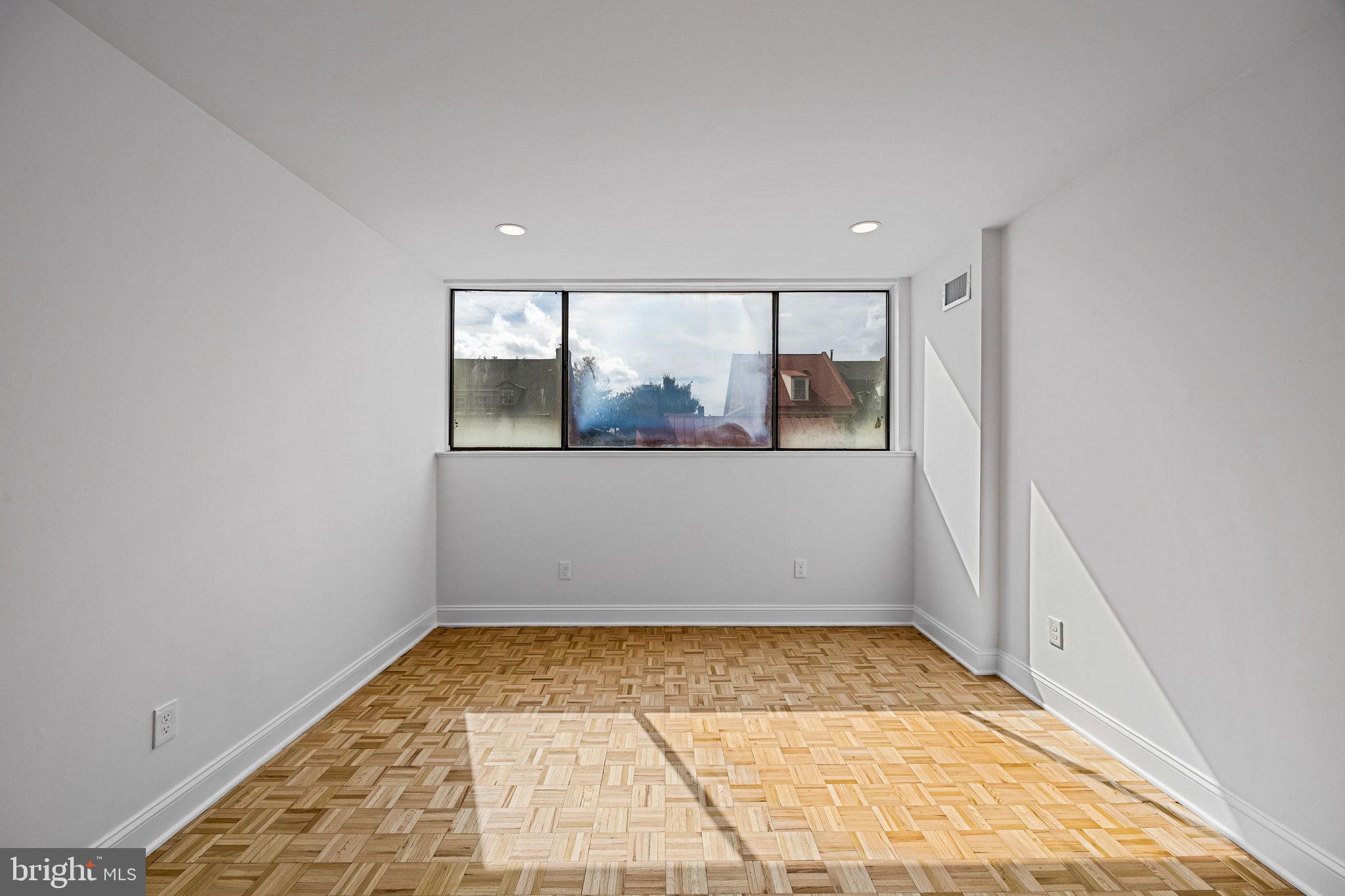 242 Locust Street Philadelphia, PA 19106 - Photo 26 of 62 an empty room with a window