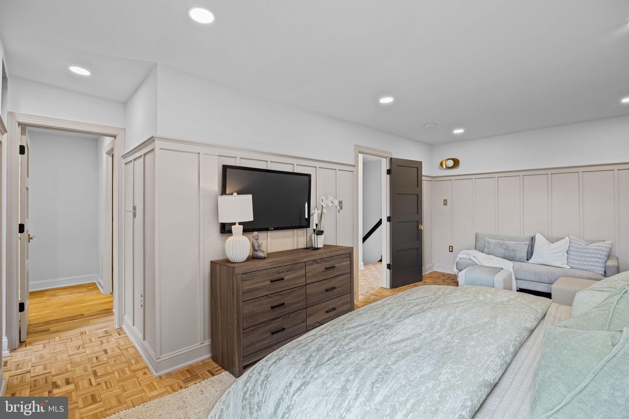 242 Locust Street Philadelphia, PA 19106 - Photo 33 of 62 a living room with furniture and a flat screen tv
