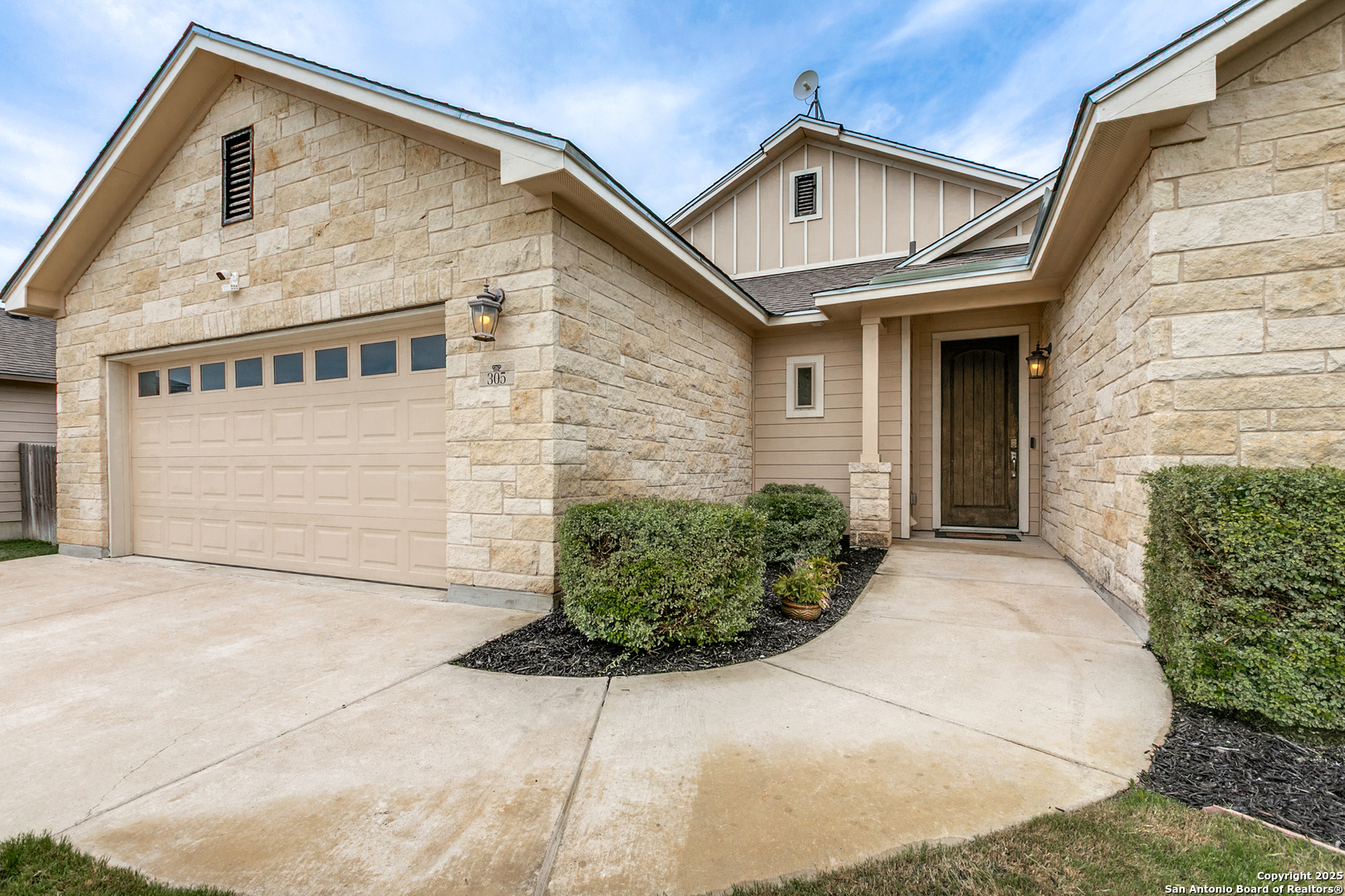 305 Iron Gate Pleasanton, TX 78064 - Photo 3 of 26