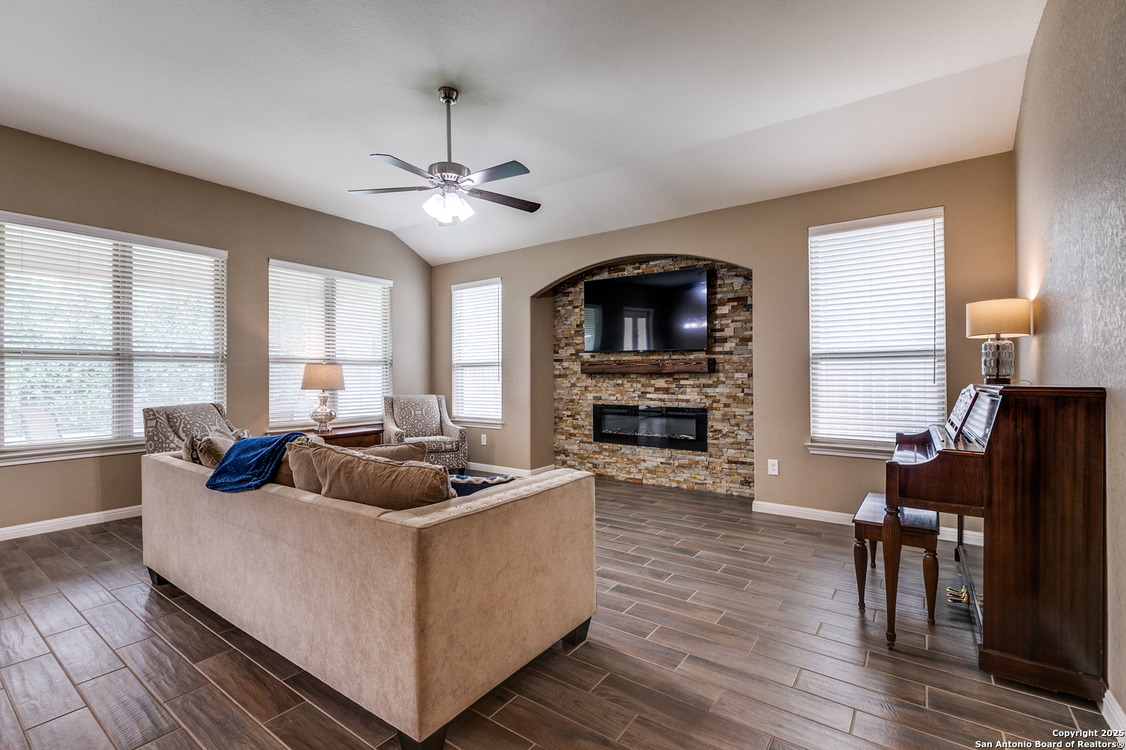 305 Iron Gate Pleasanton, TX 78064 - Photo 6 of 26