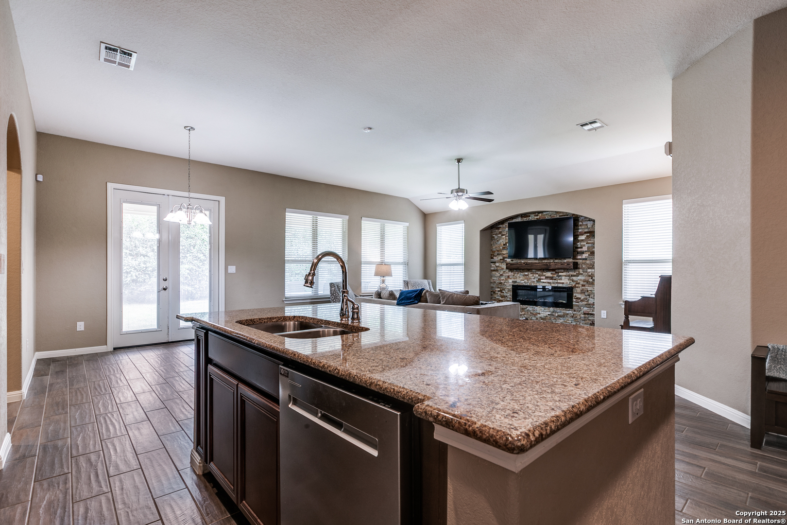 305 Iron Gate Pleasanton, TX 78064 - Photo 9 of 26