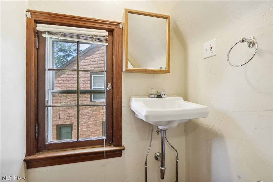 2620 Charney Road Cleveland, OH 44118 - Photo 25 of 43 View of bathroom