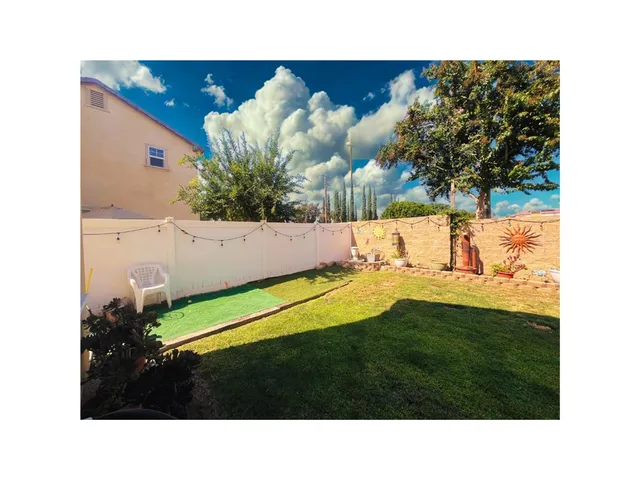 a black and white photo of a living room