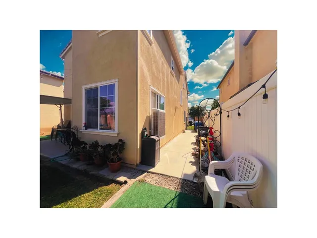 a black and white photo of a living room
