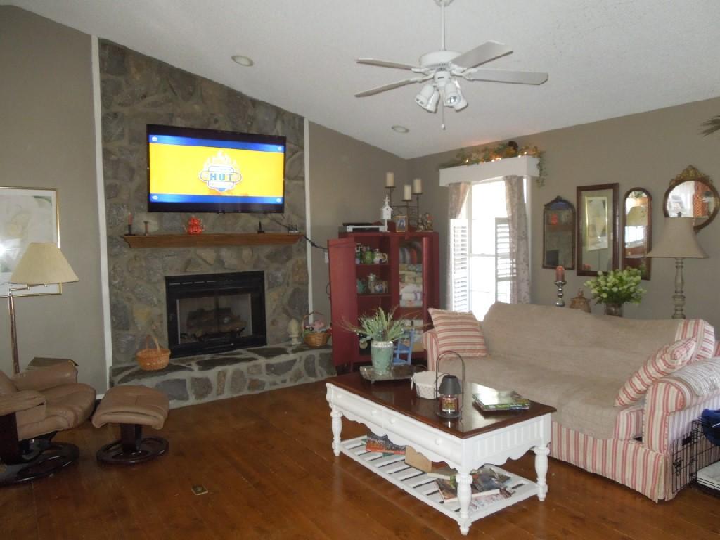 1034 Persinger Road Southwest Roanoke, VA 24015 - Photo 4 of 51 DSCN6687.JPG