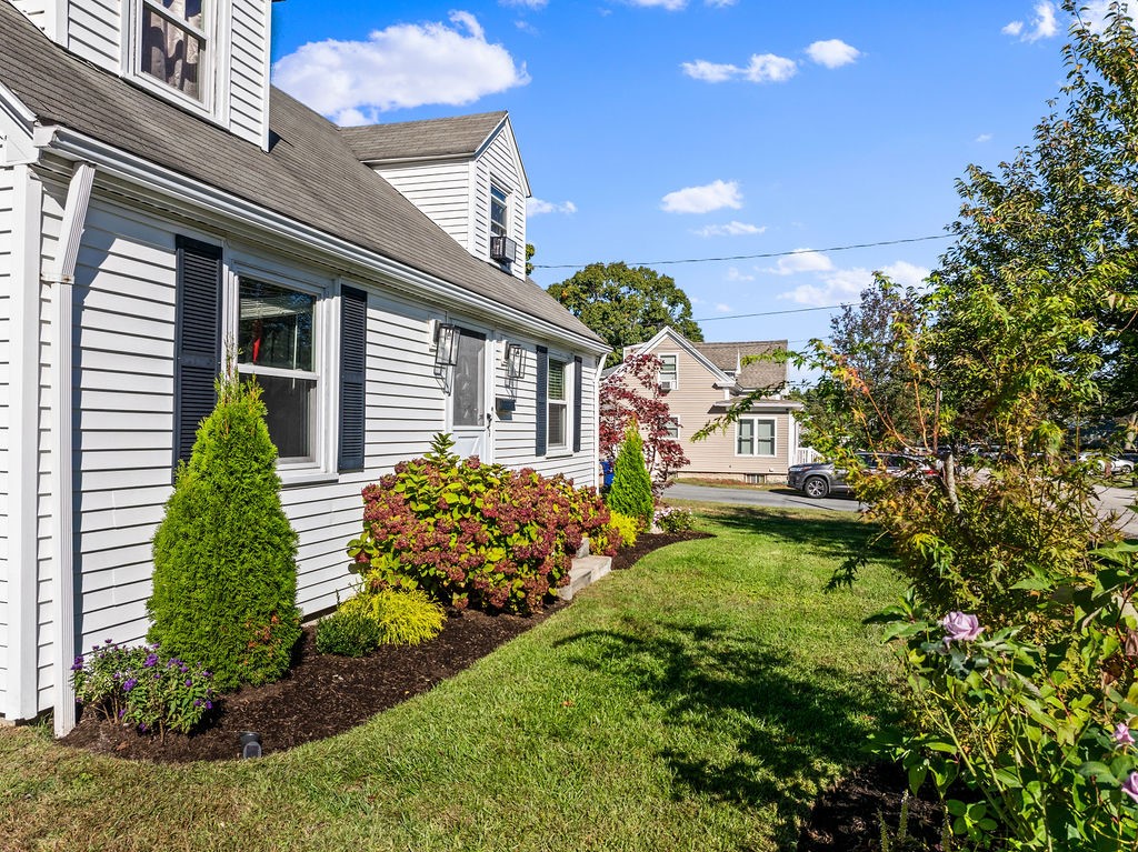 221 Holmes Road Warwick, RI 02888 - Photo 4 of 39