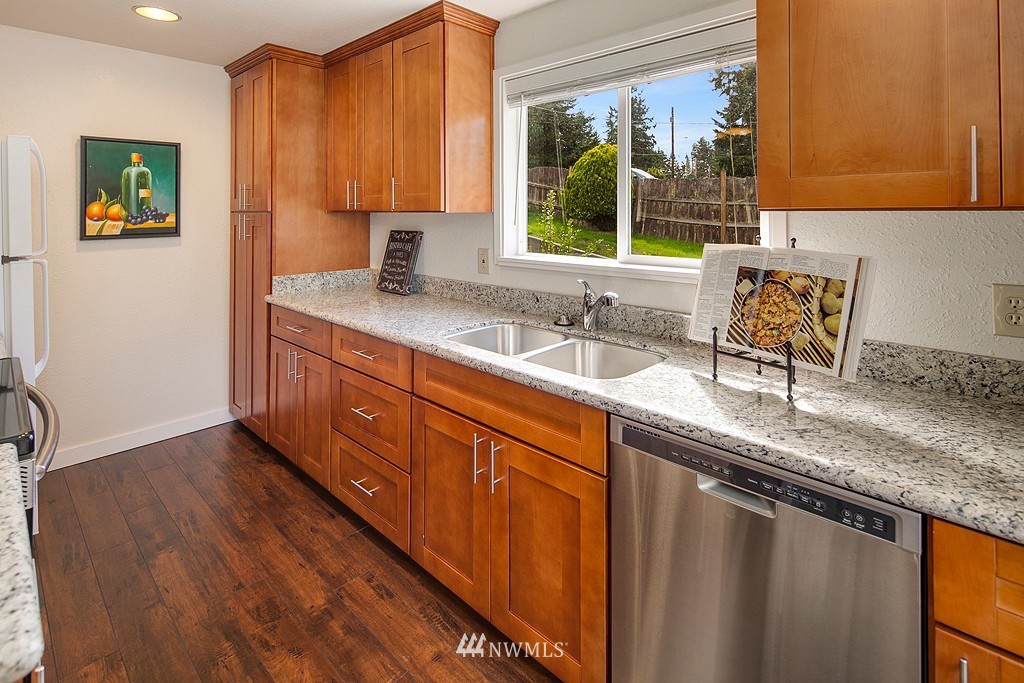 9008 220th Street Southwest Edmonds, WA 98026 - Photo 6 of 12 Gallery Image 6
