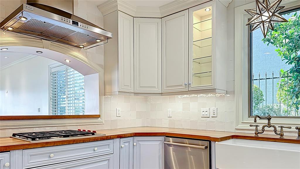 660 Osceola Avenue, Unit 101 Winter Park, FL 32789 - Photo 13 of 65 a kitchen with a sink cabinets and window