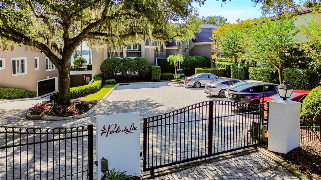 660 Osceola Avenue, Unit 101 Winter Park, FL 32789 - Photo 55 of 65 a view of a patio with a table and chairs under an umbrella