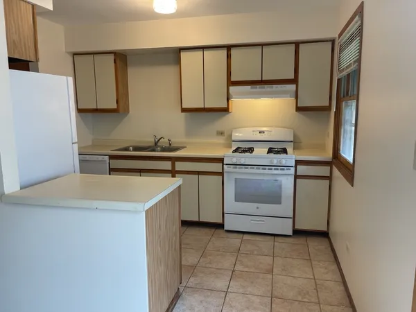 $1,595 | 350 College Street, Crystal Lake, IL 60014