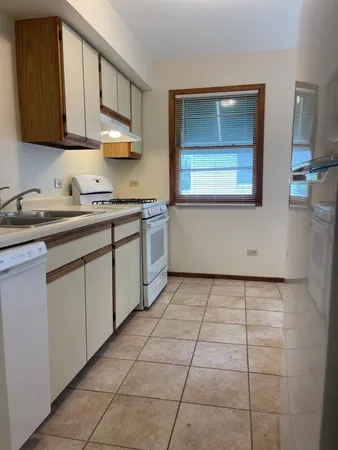 $1,595 | 350 College Street, Crystal Lake, IL 60014