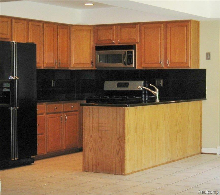 2876 Sandhurst Rochester, MI 48307 - Photo 8 of 21 Kitchen 1.JPG