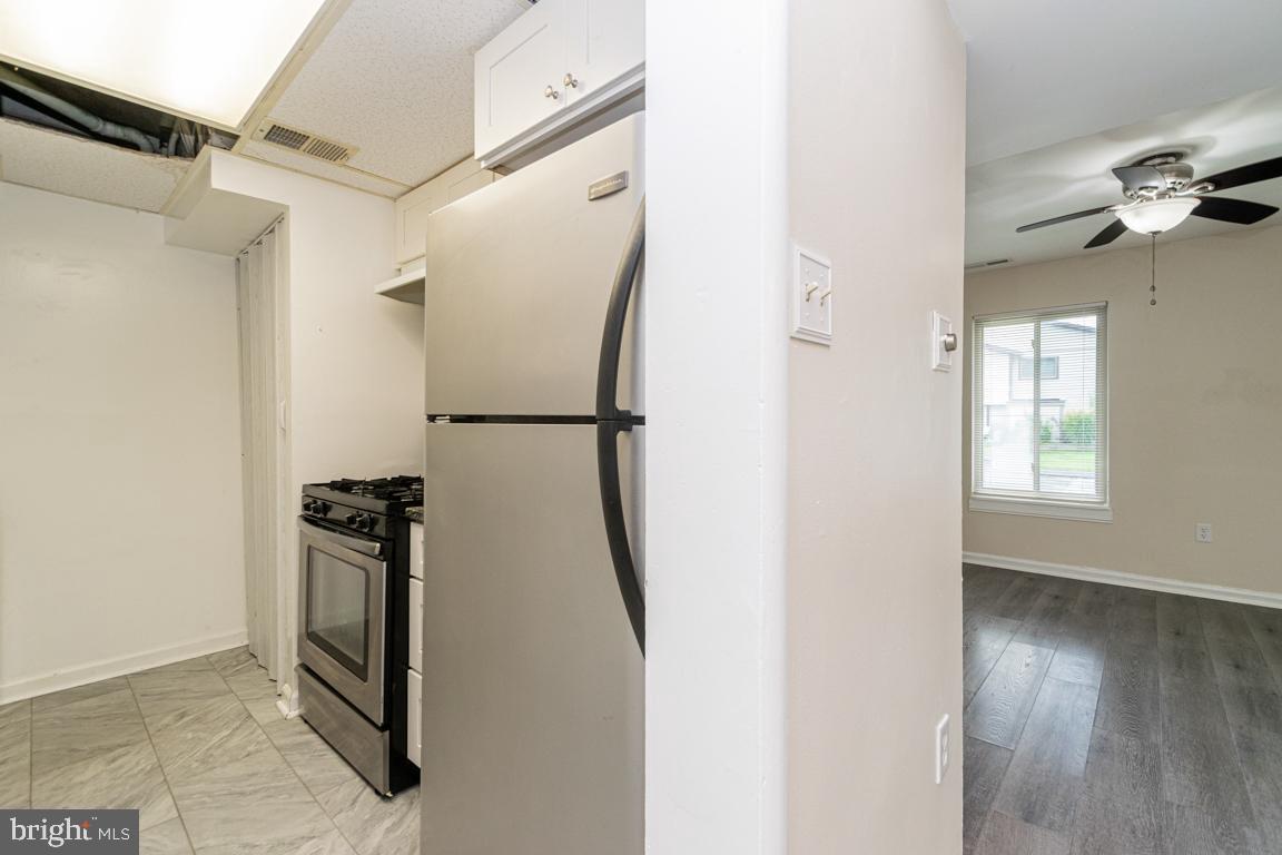 76 King Henry Circle, Unit 76B Baltimore, MD 21237 - Photo 17 of 29 an entryway with wooden floor and a sink