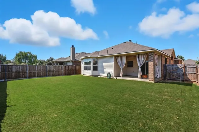 a view of a back yard of the house