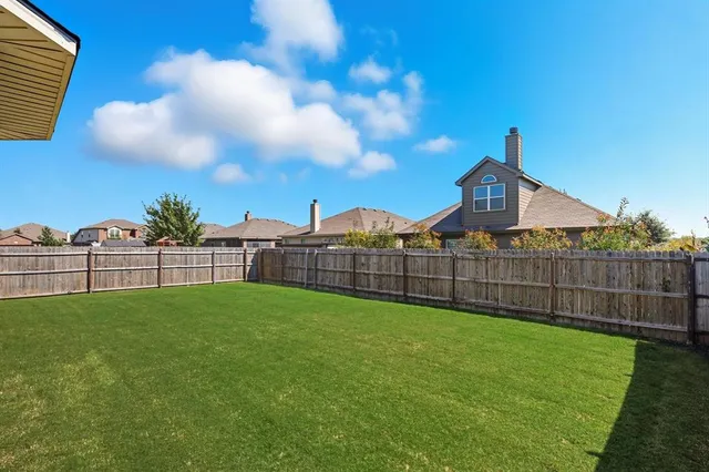 a view of a back yard