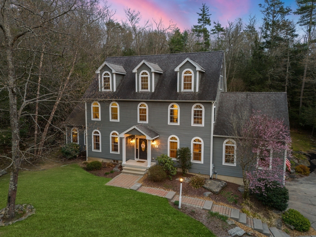 400 New Boston Road Sturbridge, MA 01566 - Photo 4 of 42 a front view of a house with garden