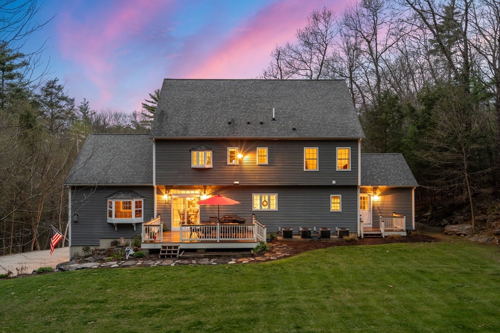 400 New Boston Road Sturbridge, MA 01566 - Photo 6 of 42 a view of a back yard of the house