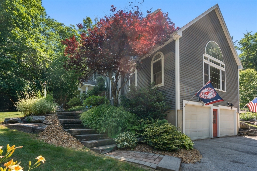 400 New Boston Road Sturbridge, MA 01566 - Photo 8 of 42 a front view of a house with garden