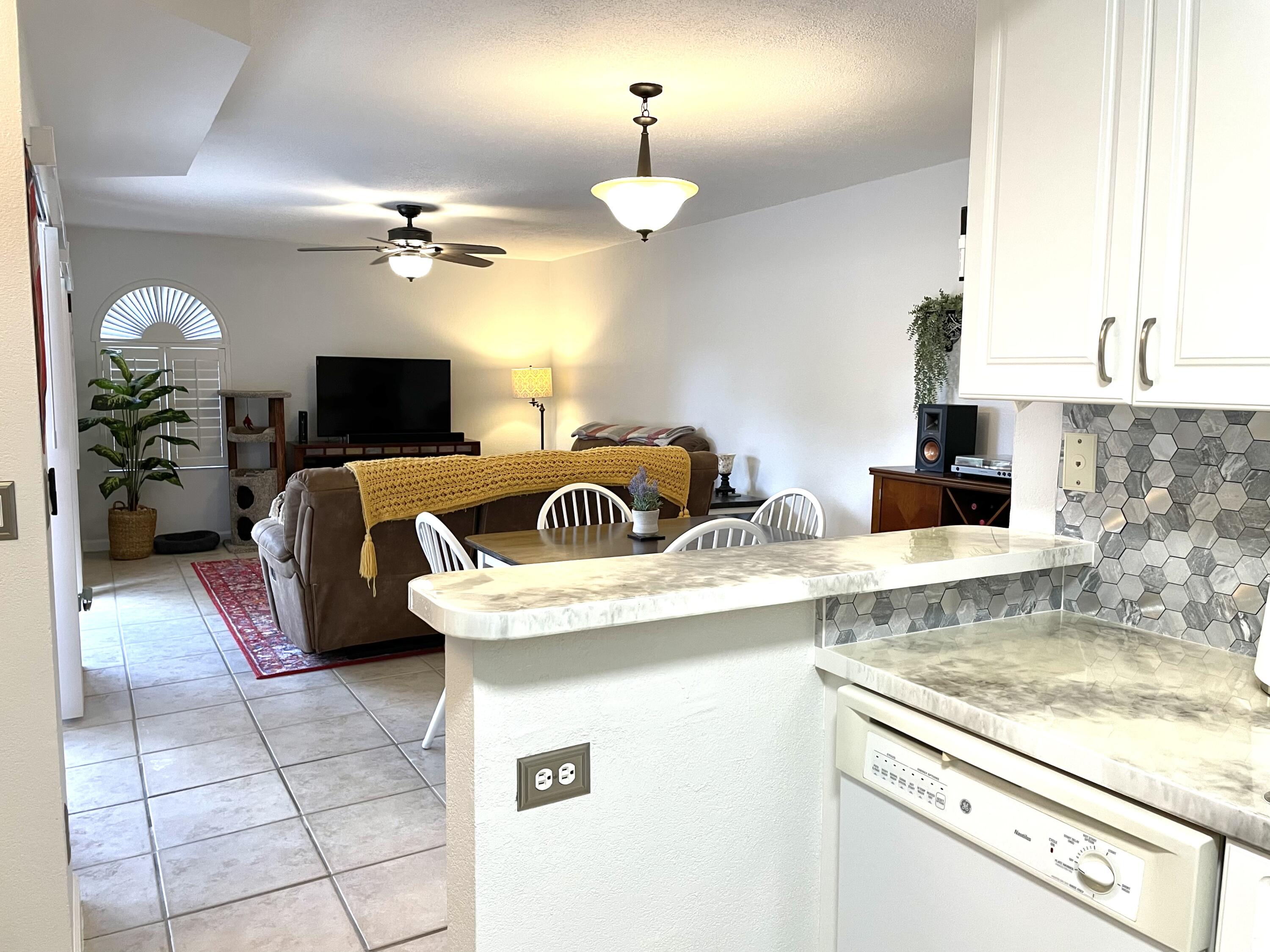 8171 Thames Boulevard, Unit B Boca Raton, FL 33433 - Photo 14 of 49 Dining-Living