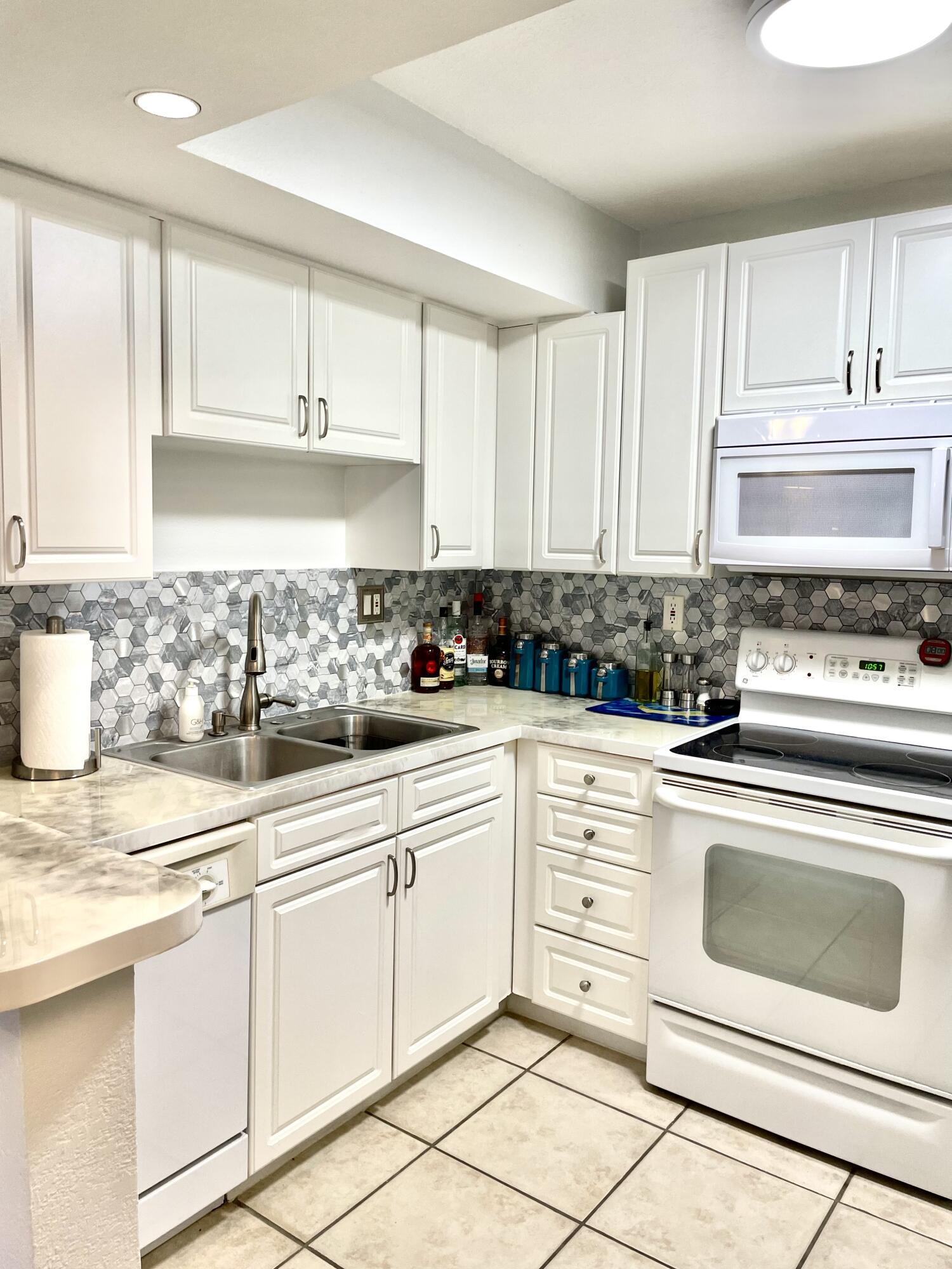 8171 Thames Boulevard, Unit B Boca Raton, FL 33433 - Photo 19 of 49 Kitchen