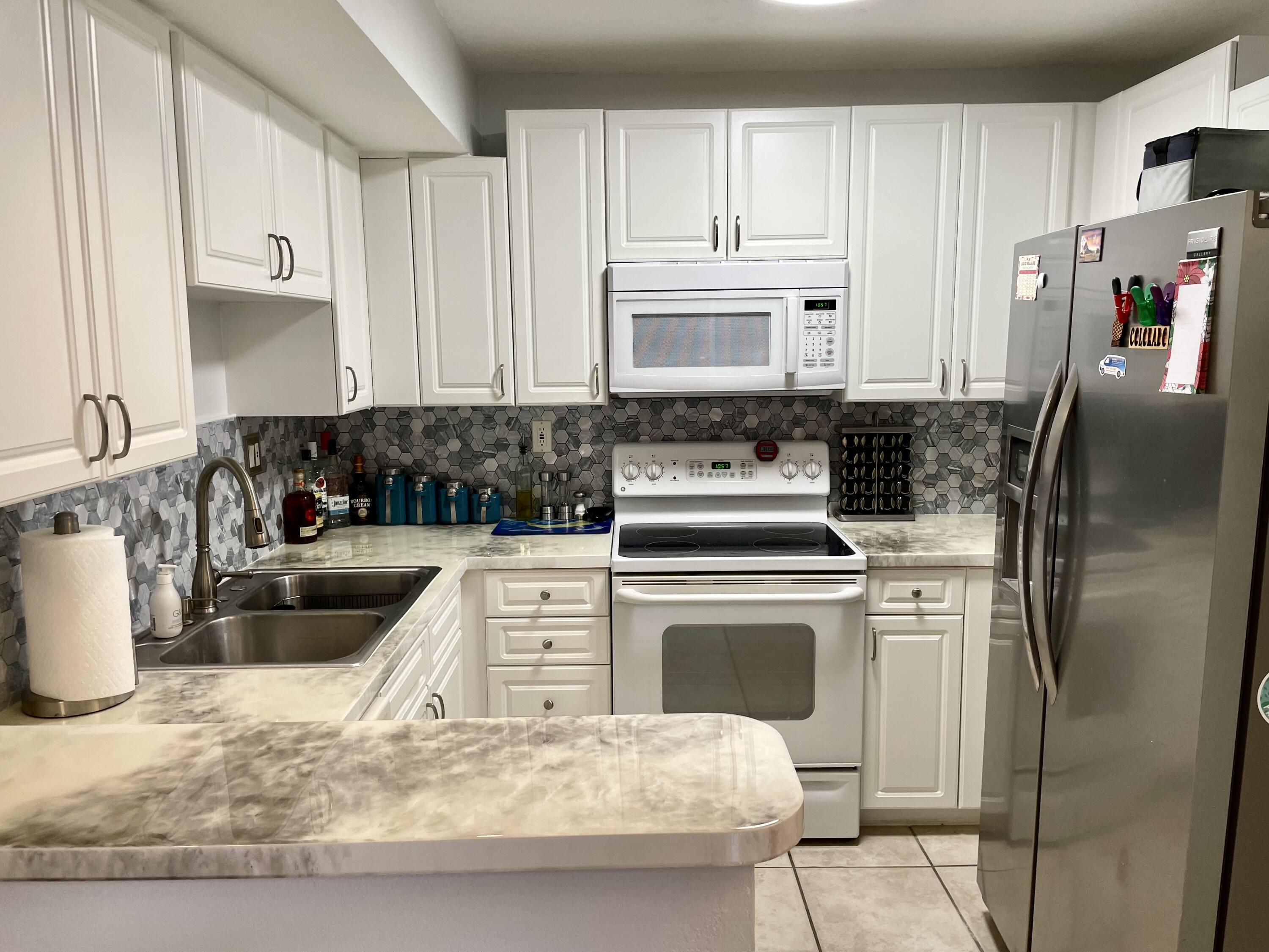 8171 Thames Boulevard, Unit B Boca Raton, FL 33433 - Photo 20 of 49 Kitchen