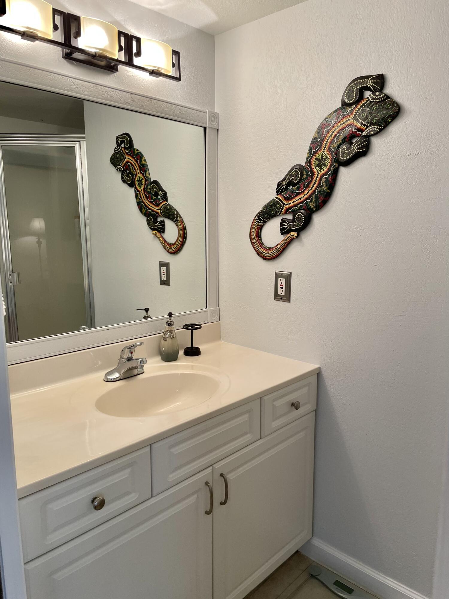 8171 Thames Boulevard, Unit B Boca Raton, FL 33433 - Photo 29 of 49 2nd Bathroom