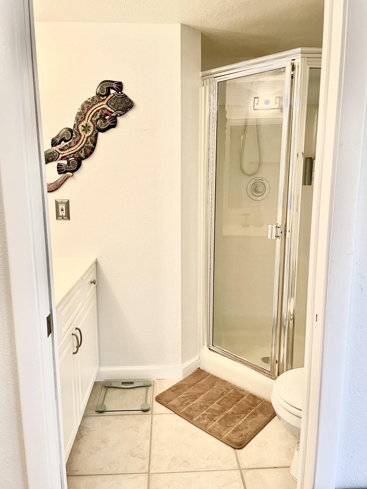 8171 Thames Boulevard, Unit B Boca Raton, FL 33433 - Photo 31 of 49 2nd Bathroom