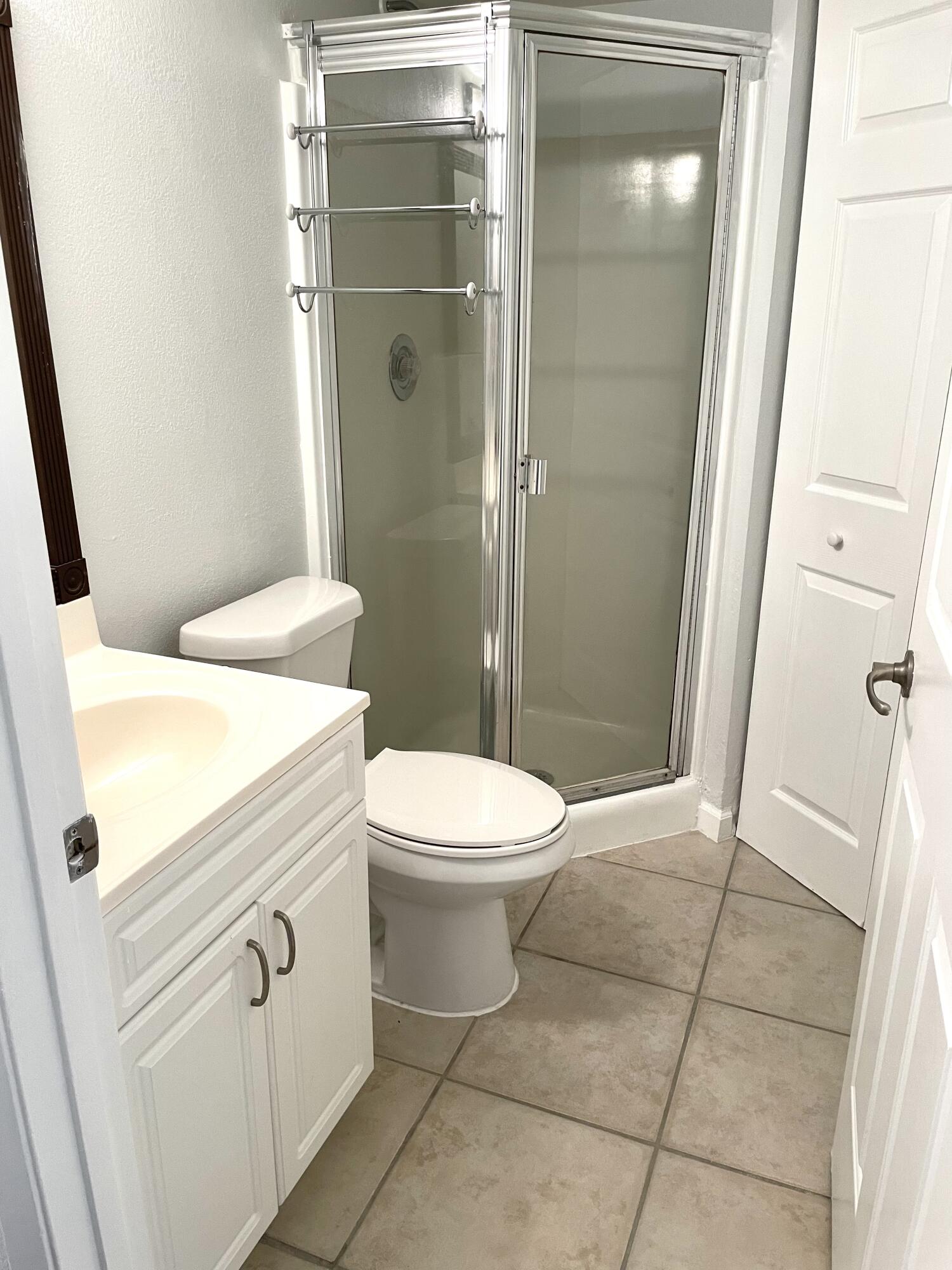 8171 Thames Boulevard, Unit B Boca Raton, FL 33433 - Photo 38 of 49 3rd Bathroom