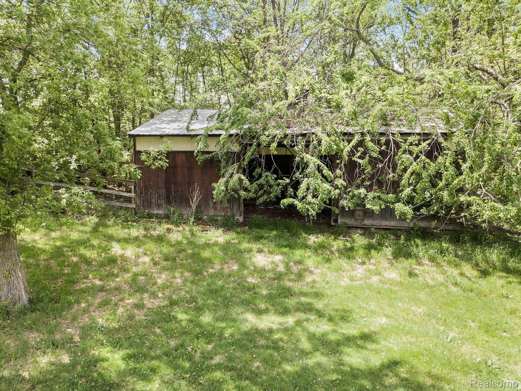 800 Sleaford Road Howell, MI 48843 - Photo 22 of 29 Horse barn with fenced in yard