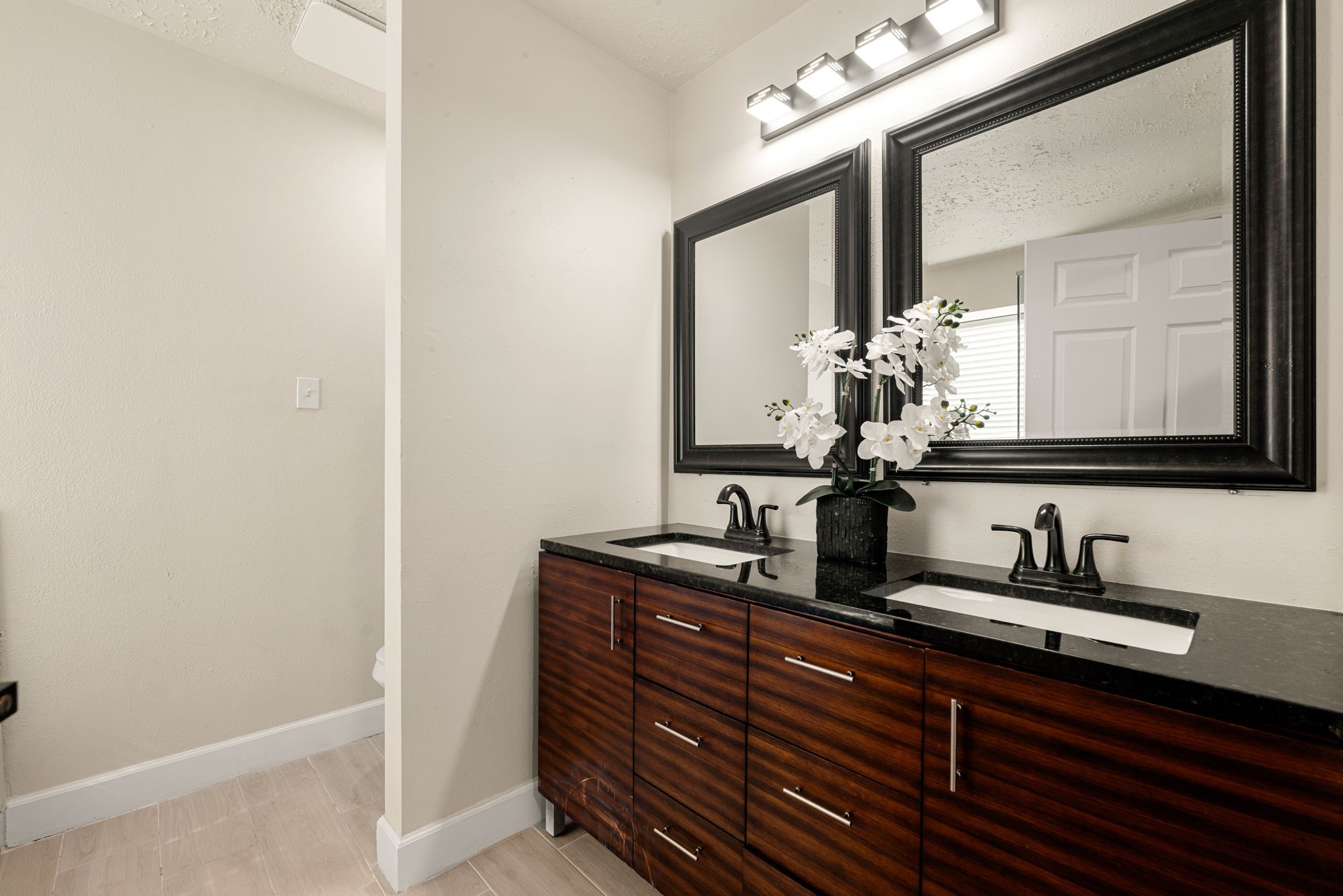 7534 8 Willows Road Houston, TX 77489 - Photo 15 of 32 Primary bath offers a relaxing retreat with a separate shower, soaking tub, and extended vanity.
