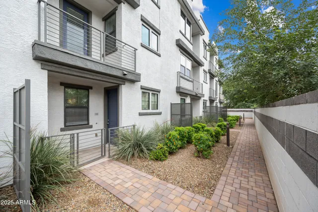 a view of a entrance of the house