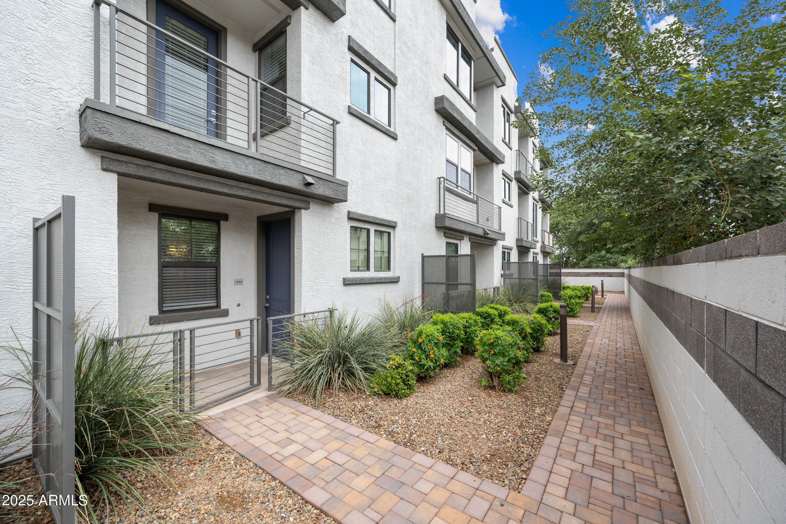 a view of a entrance of the house