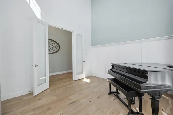 a view of a livingroom with furniture