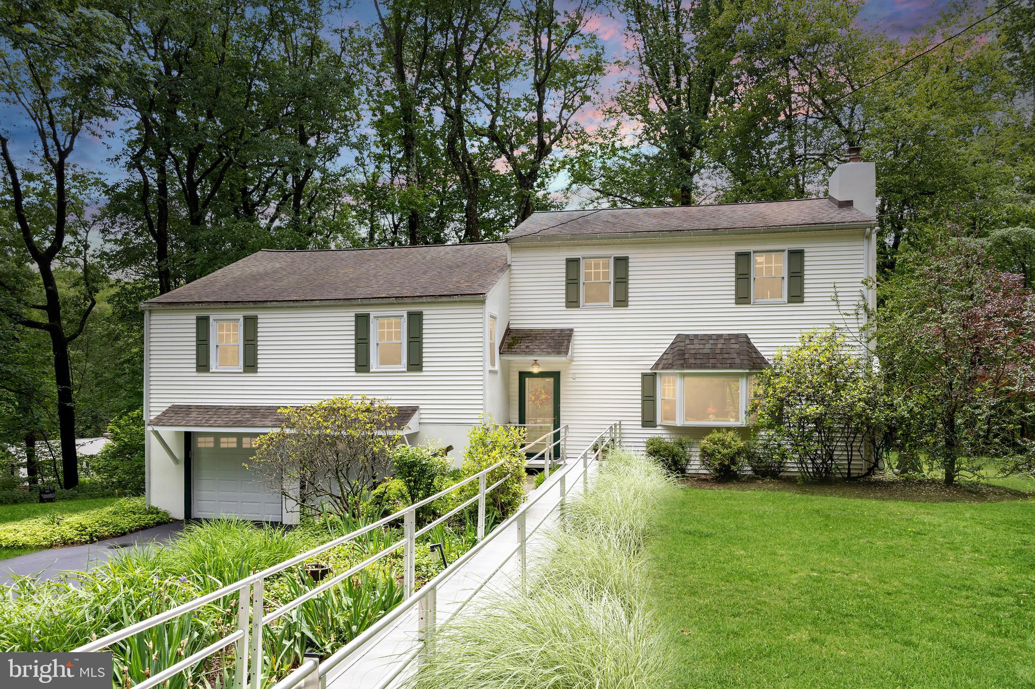 a view of a house with backyard and garden
